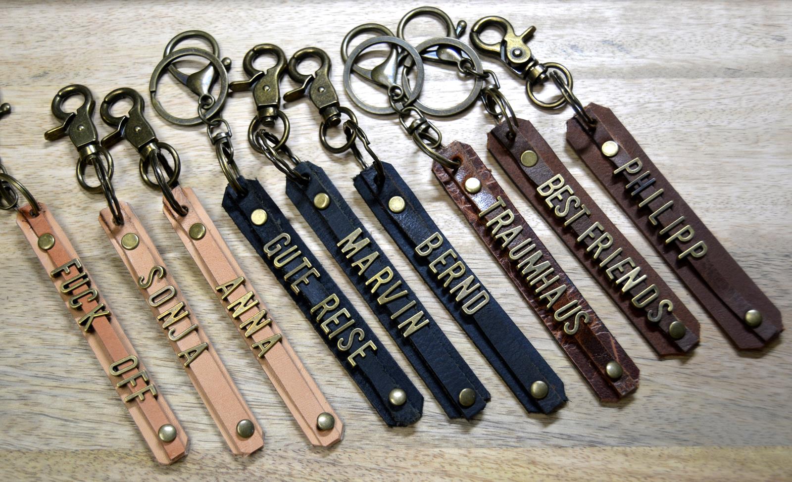 Schlüsselanhänger aus Leder mit Metall-Buchstaben altmessing/ goldfarben  PERSONALISIERBAR - Die Lederkiste - Ledermanufaktur